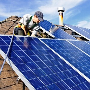 Dotacia na fotovoltaiku výrazne znižuje finančné zaťaženie a môže majiteľom rekreačných nehnuteľností umožniť ekonomicky výhodný prechod na solárnu energiu.